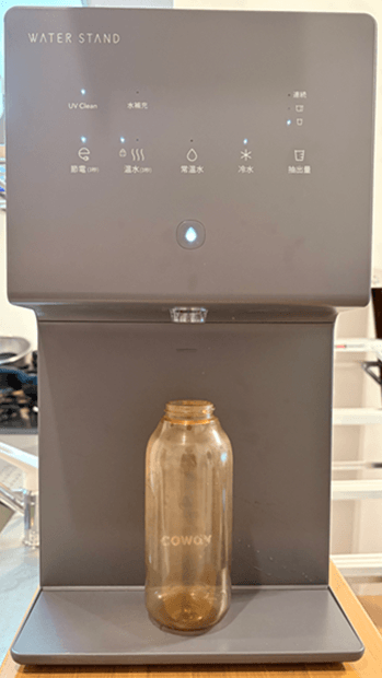 ピュアライフSで水筒に水を入れる様子