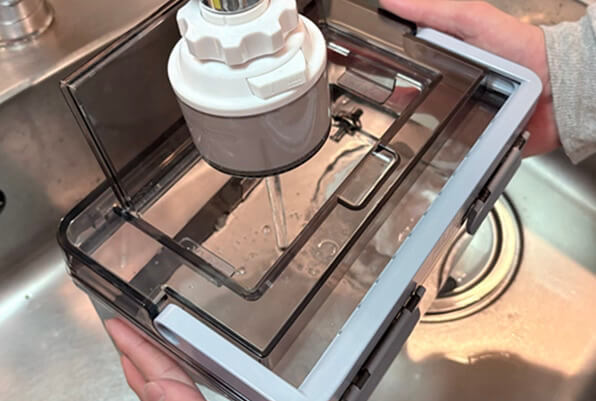 ピュアライフSのタンクに給水している様子