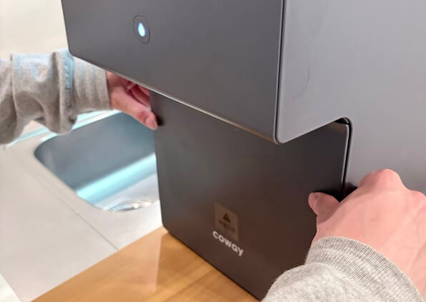 ピュアライフSに給水タンクを直している様子