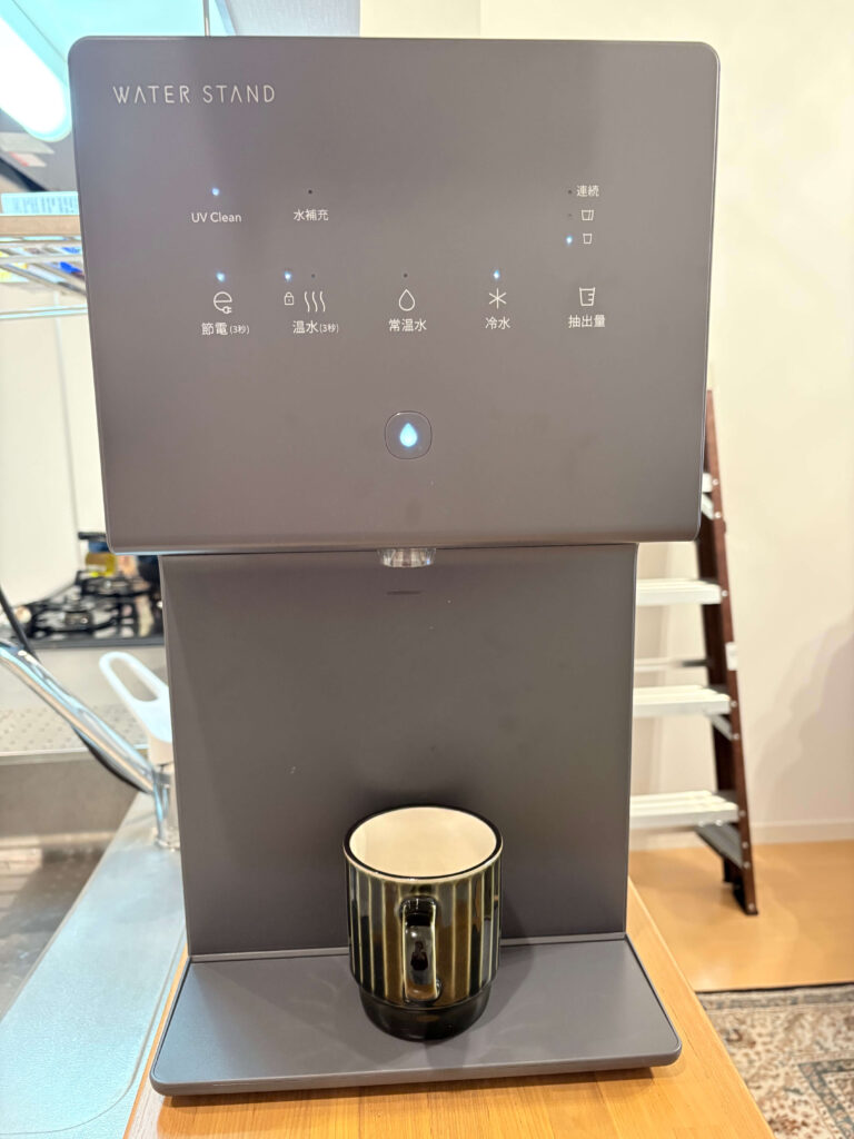 ピュアライフSでコップに水を入れる様子